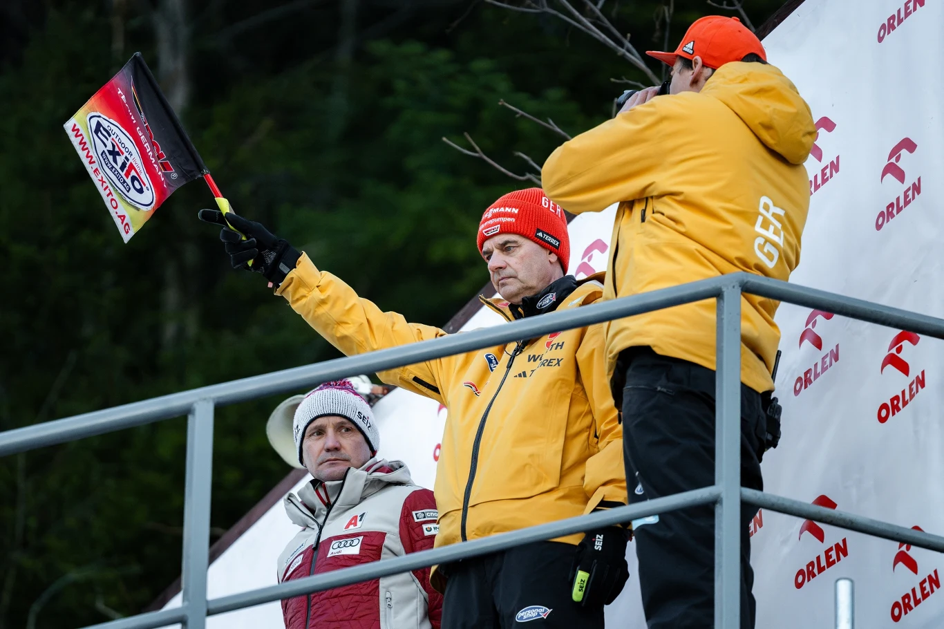 Stefan Horngacher, a w tle Grzegorz Sobczyk