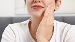 Zmiany pojawiają się na stopach, rękach i w ustach. Wirus może zmienić DNA