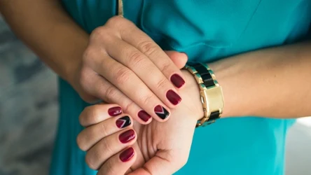Włoski manicure najlepiej wygląda na krótkich paznokciach. Optycznie je wydłuża i wyszczupla dłonie