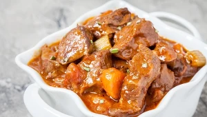 Koniec z twardą jak podeszwa wołowiną. Dzięki tym zasadom wyjdzie krucha i soczysta