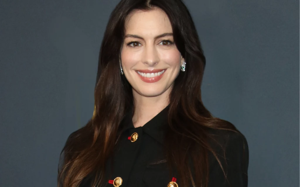 Anne Hathaway na gali Vanity Fair w październiku 2024 roku