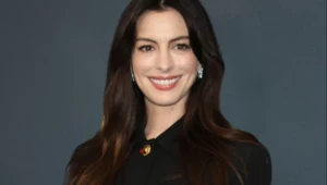 Anne Hathaway ma 42 lata, a wygląda jak nastolatka. Jak dba o swoją cerę?