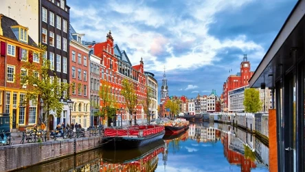 Amsterdam to jedno z miasta, które z pewnością warto odwiedzić w kwietniu. 