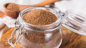Teff nie zawiera glutenu, za to dostarcza sporo błonnika czy żelaza. Jak włączyć go do diety?