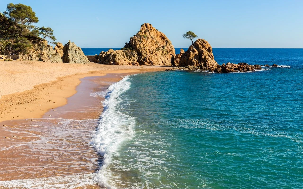 Złocista plaża w Tossa de Mar Złocista plaża w Tossa de Mar