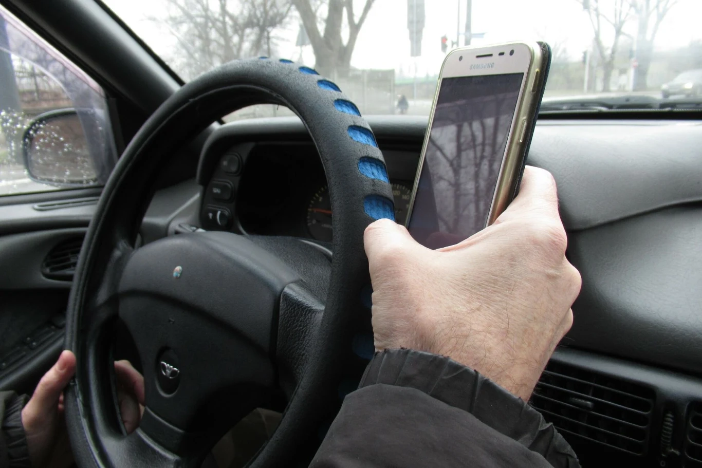 Używania telefonu w trakcie prowadzenia pojazdu może prowadzić do groźnych zdarzeń. Niemcy będą kontrolować kierowców korzystających z telefonów za pomocą nowych fotoradarów.