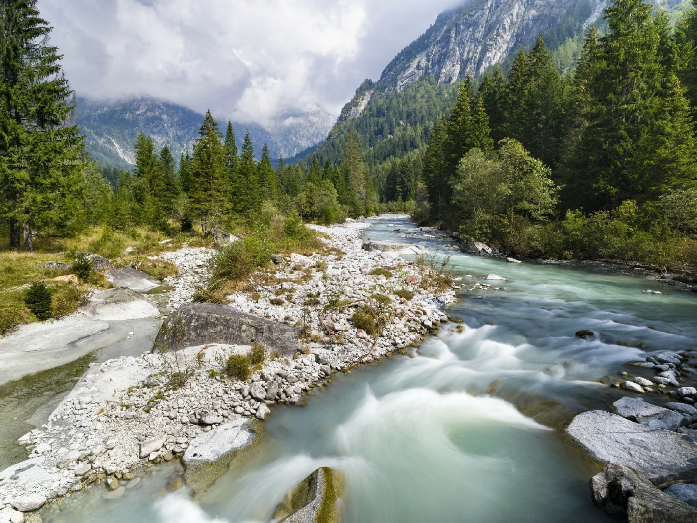 Terme di Comano leżą rzut beretem od Parku Naturalnego Adamello Brenta z zapierającymi dech w piersiach widokami Terme di Comano leżą rzut beretem od Parku Naturalnego Adamello Brenta z zapierającymi dech w piersiach widokami