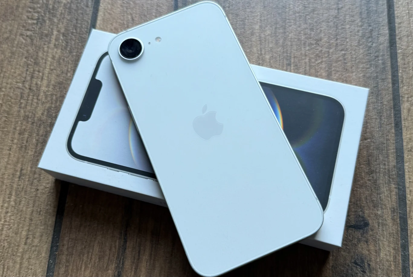 Test iPhone 16e. Niepozorny smartfon, który potrafi zaskoczyć. Test iPhone 16e. Niepozorny smartfon, który potrafi zaskoczyć.