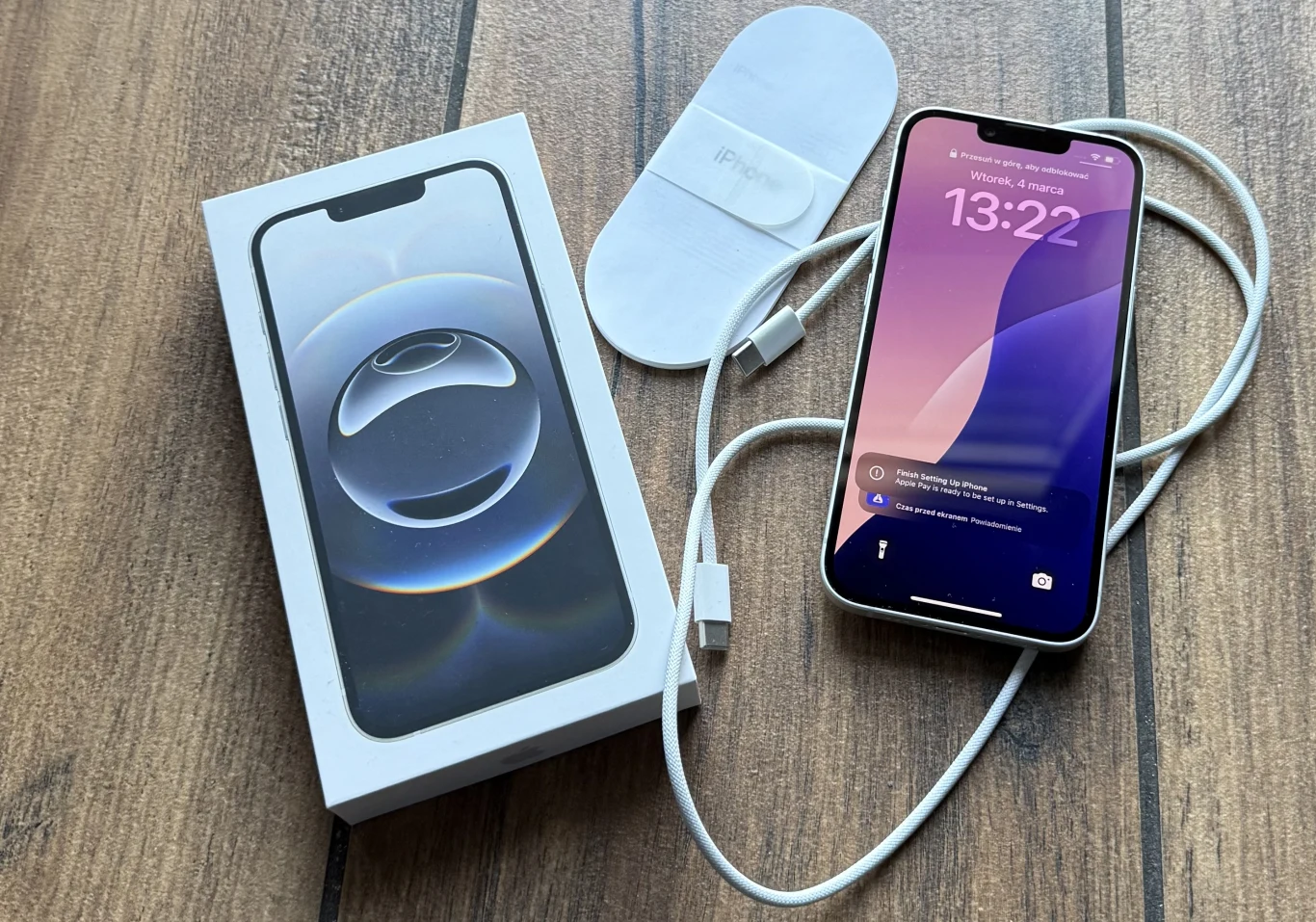 Zawartość pudełka modelu iPhone 16e. Ładowarki tu nie znajdziemy.