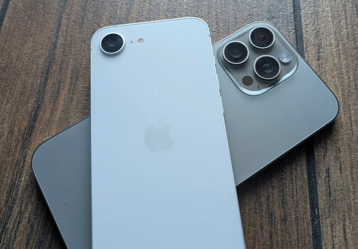 Aparat fotograficzny smartfona iPhone 16e siłą rzeczy nie jest w stanie dorównać możliwościom kamery z modeli Pro.