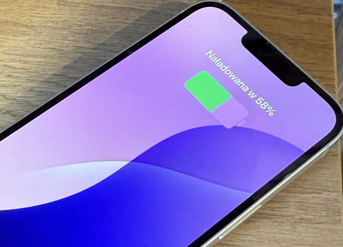 iPhone 16e nie wspiera MagSafe, ale obsługuje ładowanie bezprzewodowe.