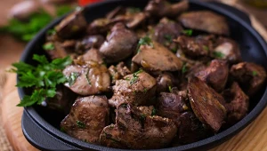 Posól wątróbkę w dobrym momencie. Stary trik sprawi, że będzie mięciutka