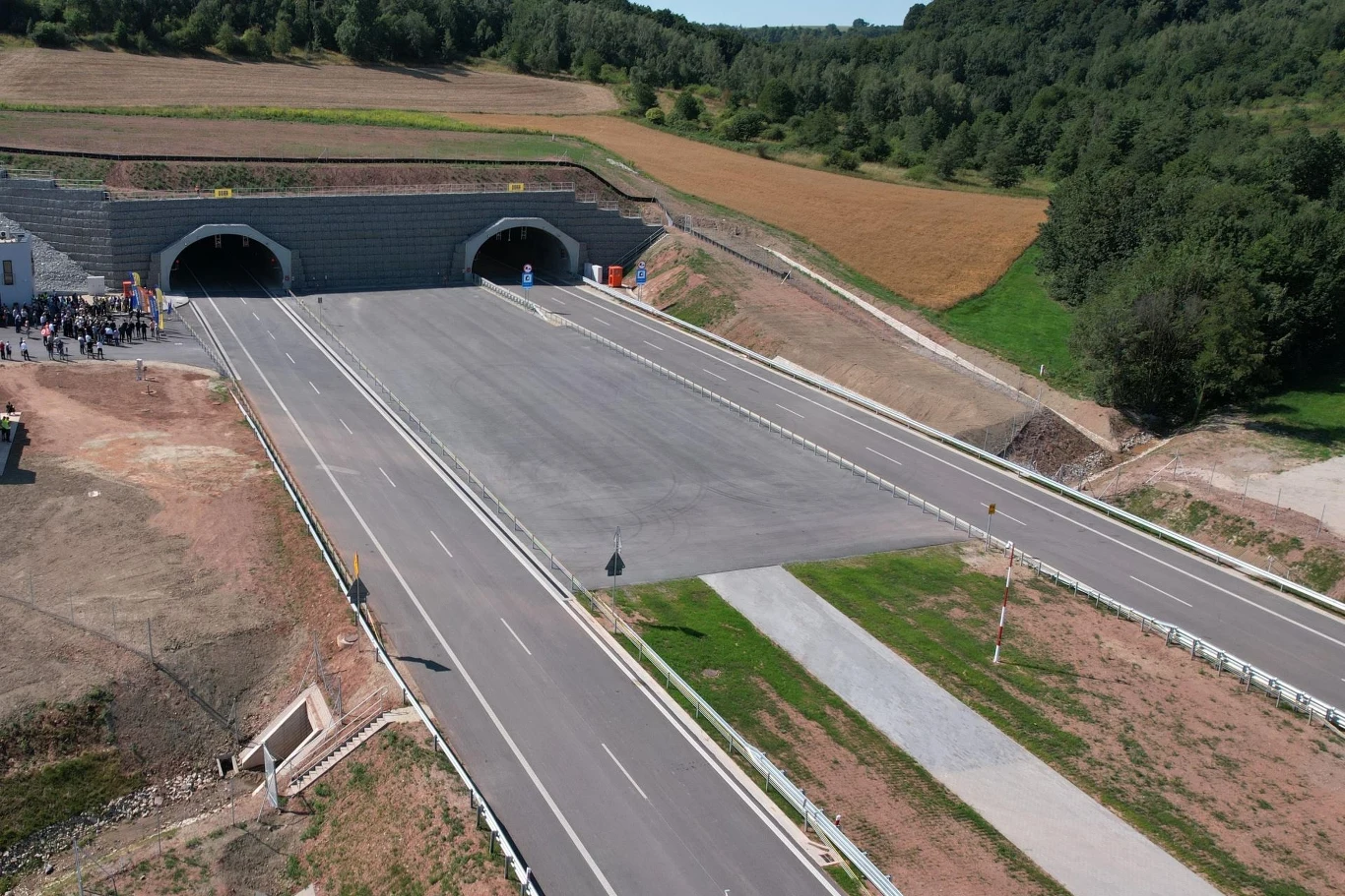 Autor petycji wskazuje, że trasa A4 została błędnie wytyczona przez środek Góry Świętej Anny. / Fot. ilustracyjne Tunel na udostępnionym latem zeszłego roku odcinku S3 jest najdłuższym w naszym kraju pozamiejskim tunelem oraz najdłuższym tunelem wydrążonym w skale.