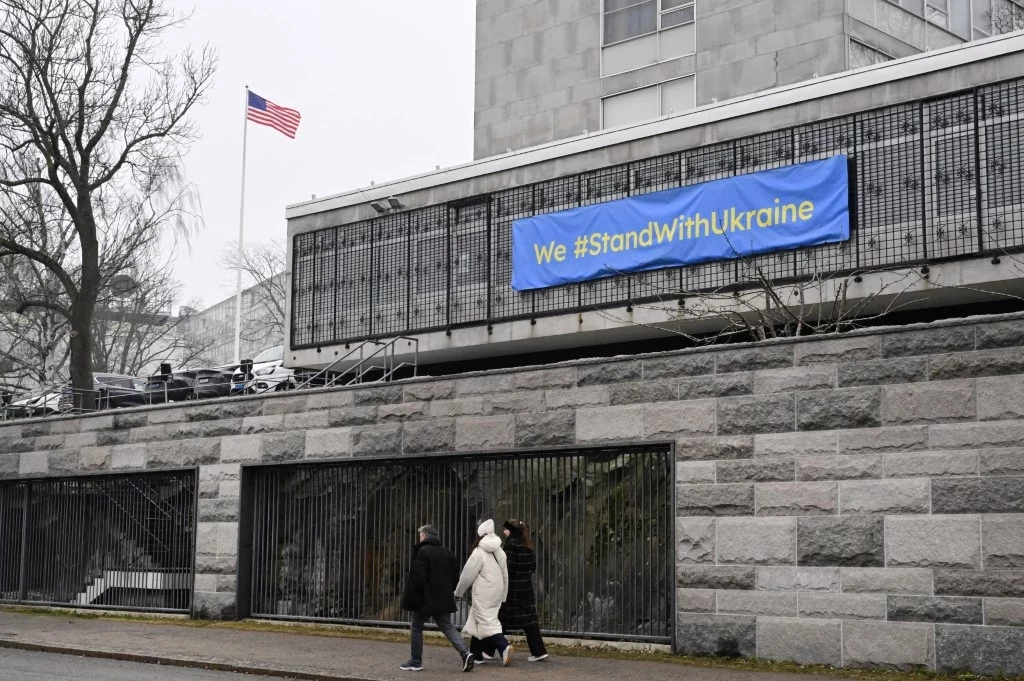 Baner wspierający Ukrainę wisiał na ścianie ambasady USA od trzech lat Baner wspierający Ukrainę wisiał na ścianie ambasady USA od trzech lat