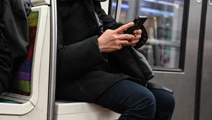 Wysyłają wiadomość i liczą na szczęście. Polacy tracą setki złotych