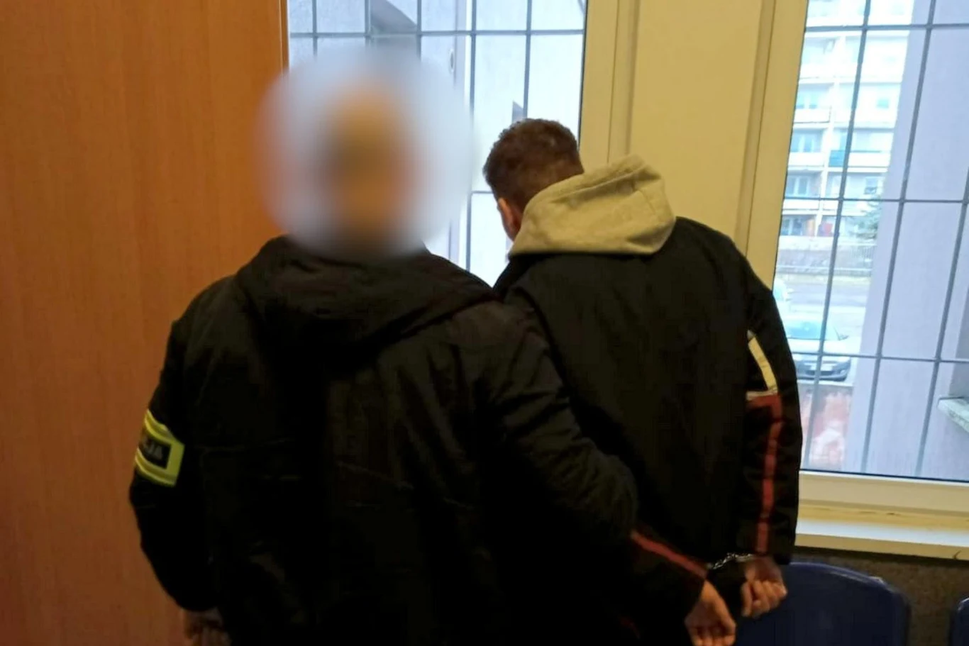 Policjanci zatrzymali 23-latka, który złamał prawo podczas transmisji na żywo. Policjanci zatrzymali 23-latka, który złamał prawo podczas transmisji na żywo.