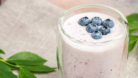 Kefir ma specyficzny smak, dlatego warto miksować go z ulubionymi owocami. Nie straci swoich właściwości. 