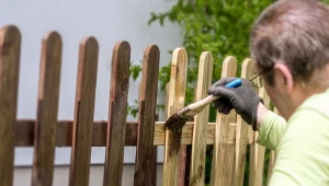 Tak szybko odświeżysz drewniany płot po zimie. Będzie wyglądał jak nowy