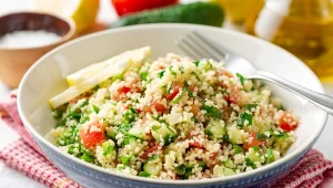 Sałatka tabbouleh uchodzi za jedną z najzdrowszych sałatek na świecie. Oto z czego się składa