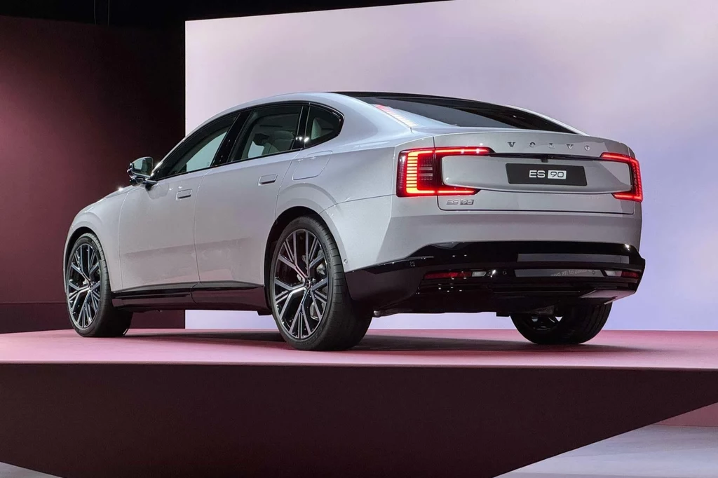 Volvo ES90 łamie zasady. 680 KM, 300 km zasięgu w 10 minut i technologia Nvidii