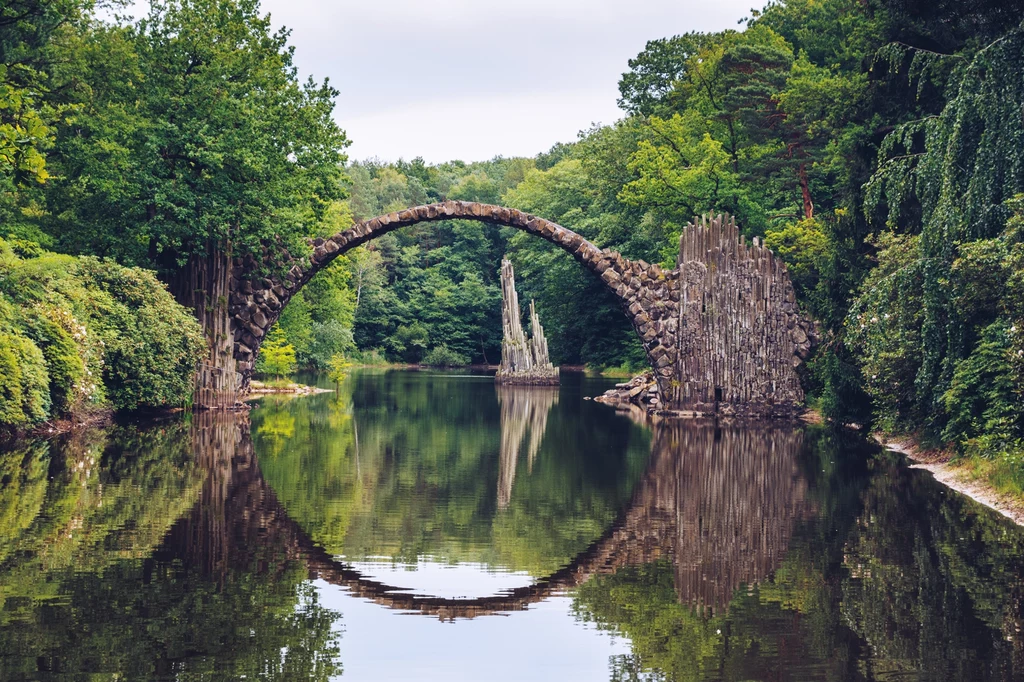 Park Kromlau to jeden z największych parków rododendronowych w Niemczech