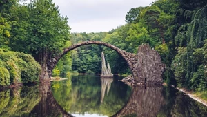 Niezwykłe miejsce 10 km od granicy z Polską. Słynie z kwitnących rododendronów