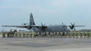 Mirbud będzie rozbudowywał lotnisko w Świdwinie. Na zdj. amerykańscy spadochroniarze na lotnisku w Świdwinie