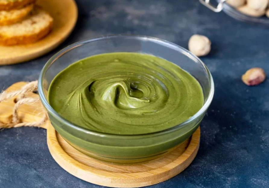 Porcja 100 g pistacji dostarcza około 560 kcal, 20 g białka, 45 g tłuszczów oraz 10 g błonnika Porcja 100 g pistacji dostarcza około 560 kcal, 20 g białka, 45 g tłuszczów oraz 10 g błonnika