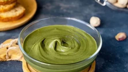 Porcja 100 g pistacji dostarcza około 560 kcal, 20 g białka, 45 g tłuszczów oraz 10 g błonnika