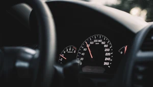 Koniec z wyścigami spod świateł. Nowe prawo zablokuje osiągi w autach