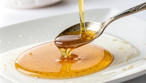 Czy miód można jeść podczas odchudzania? Tyle kalorii ma łyżka miodu