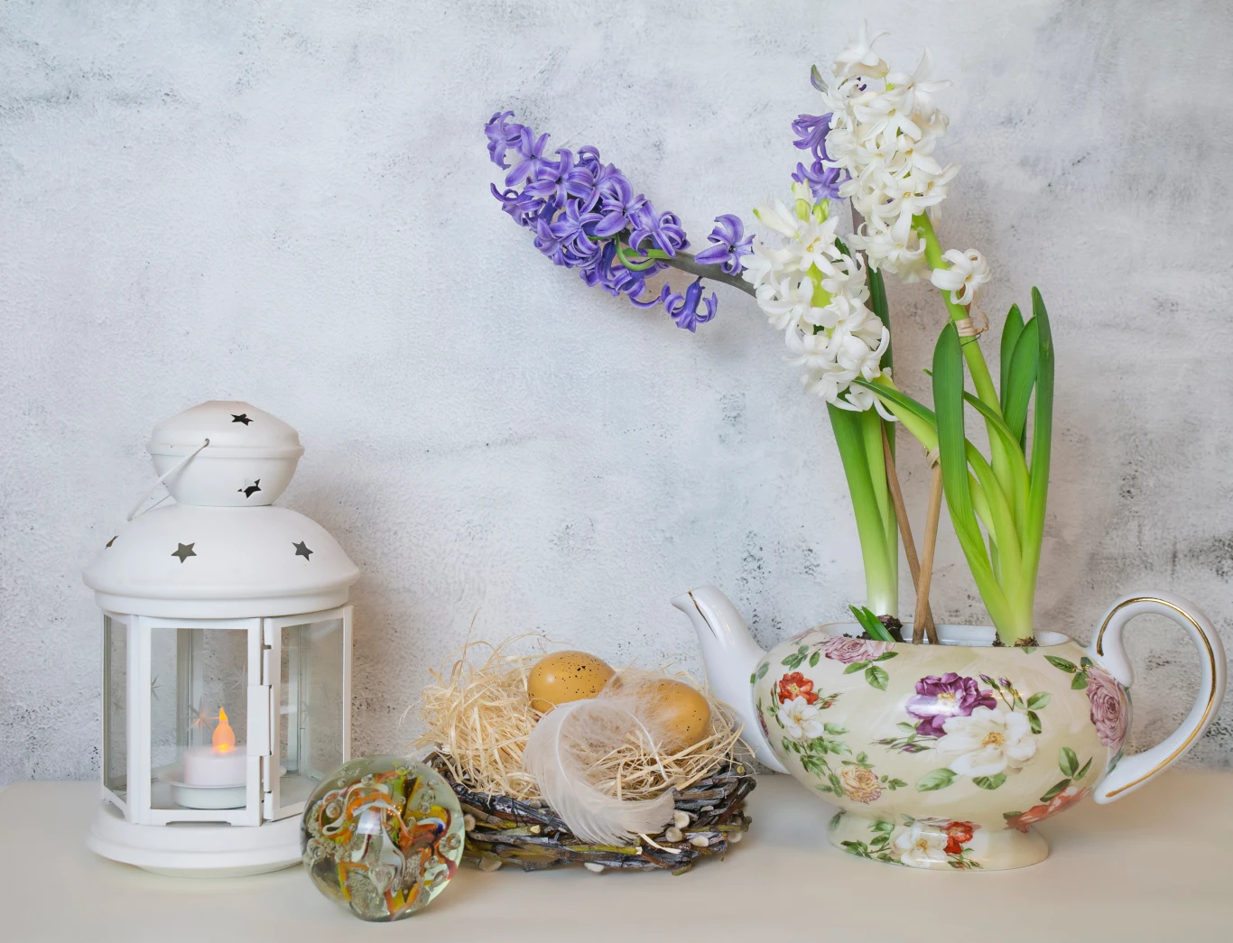 Hiacynty to dekoracyjny hit tego roku. Umieść je w starych filiżankach lub szklanych słojach, a zyskasz efektowną wiosenną dekorację Hiacynty to dekoracyjny hit tego roku. Umieść je w starych filiżankach lub szklanych słojach, a zyskasz efektowną wiosenną dekorację