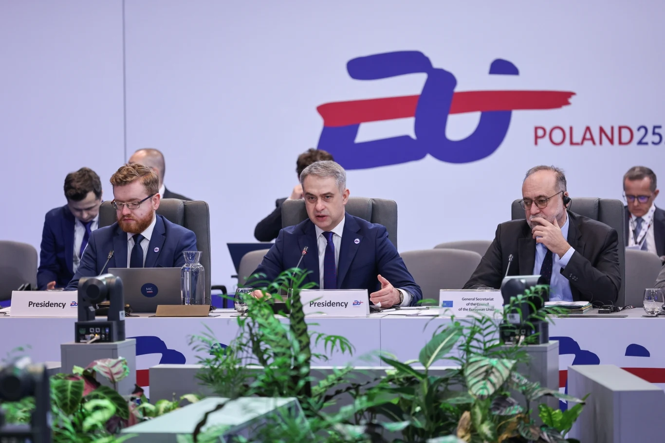 Wicepremier, minister cyfryzacji Krzysztof Gawkowski (C-L), dyrektor generalny DG TREE Peter Javorcik (C-P) oraz wiceminister cyfryzacji Dariusz Standerski (L) na nieformalnym posiedzeniu ministrów UE ds. telekomunikacji Wicepremier, minister cyfryzacji Krzysztof Gawkowski (C-L), dyrektor generalny DG TREE Peter Javorcik (C-P) oraz wiceminister cyfryzacji Dariusz Standerski (L) na nieformalnym posiedzeniu ministrów UE ds. telekomunikacji