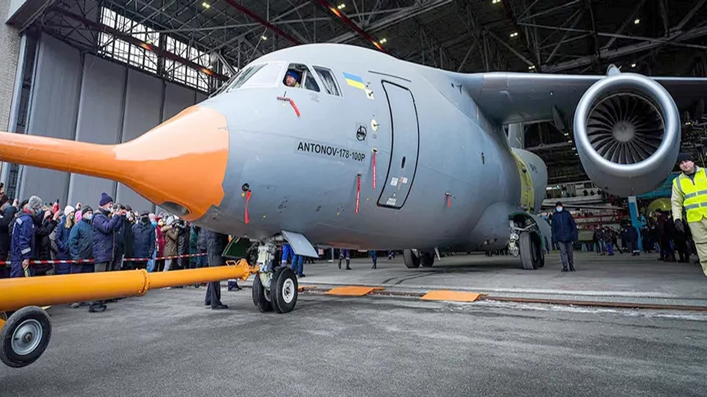 Prototypowy samolot Antonow An-178-100R wylądował w Polsc