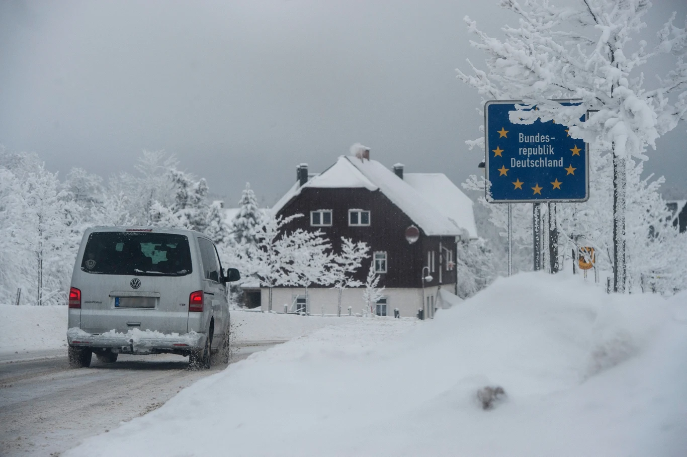 Czeski rząd wpisał zasoby litu (m.in. w Cinovcu w Rudawach) na listę złóż strategicznych. Na zdj. granica czesko-niemiecka w Cinovcu Czeski rząd wpisał zasoby litu (m.in. w Cinovcu w Rudawach) na listę złóż strategicznych. Na zdj. granica czesko-niemiecka w Cinovcu