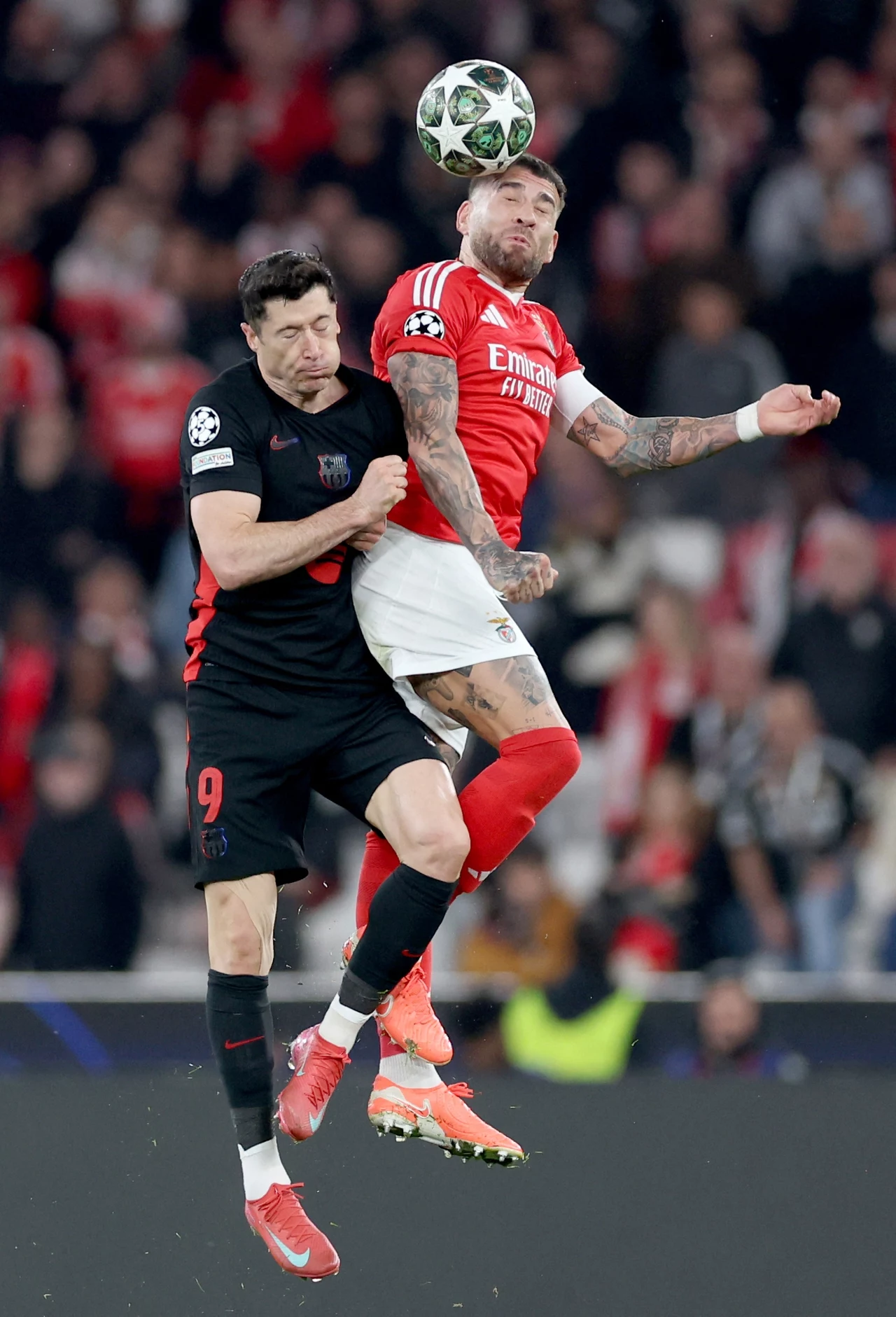 Robert Lewandowski w przegranym pojedynku powietrznym z Nicolasem Otamendi Robert Lewandowski w przegranym pojedynku powietrznym z Nicolasem Otamendi