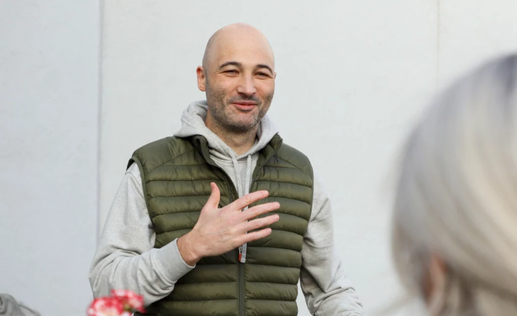 Ksiądz Michał Olszewski po wyjściu z aresztu w październiku 2024 roku Ksiądz Michał Olszewski po wyjściu z aresztu w październiku 2024 roku