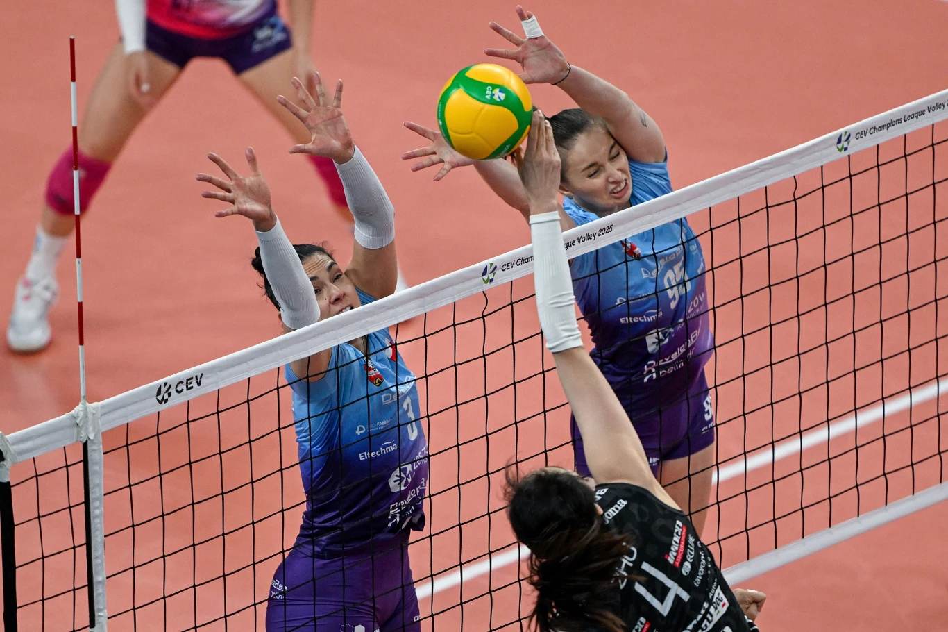 Blok rzeszowskich siatkarek, z prawej Magdalena Jurczyk