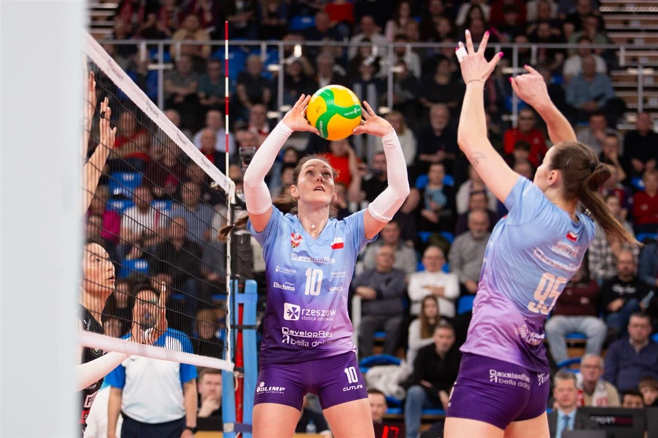 Rozgrywa Katarzyna Wenerska, do ataku skacze Magdalena Jurczyk