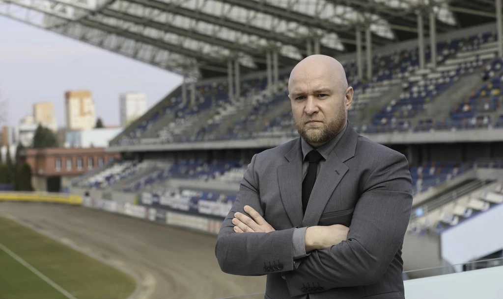 Prezes Michał Drymajło. W tle pusta trybuna stadionu Stali Rzeszów. Prezes Michał Drymajło. W tle pusta trybuna stadionu Stali Rzeszów.