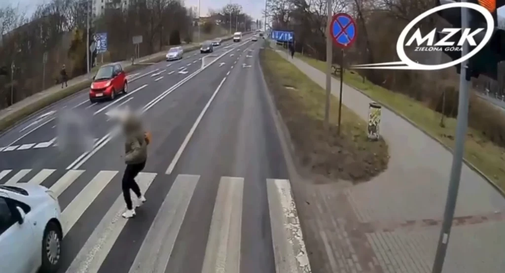 Kierująca Oplem omijała autobus, który zatrzymał się, aby ustąpić pierwszeństwa pieszej na pasach.