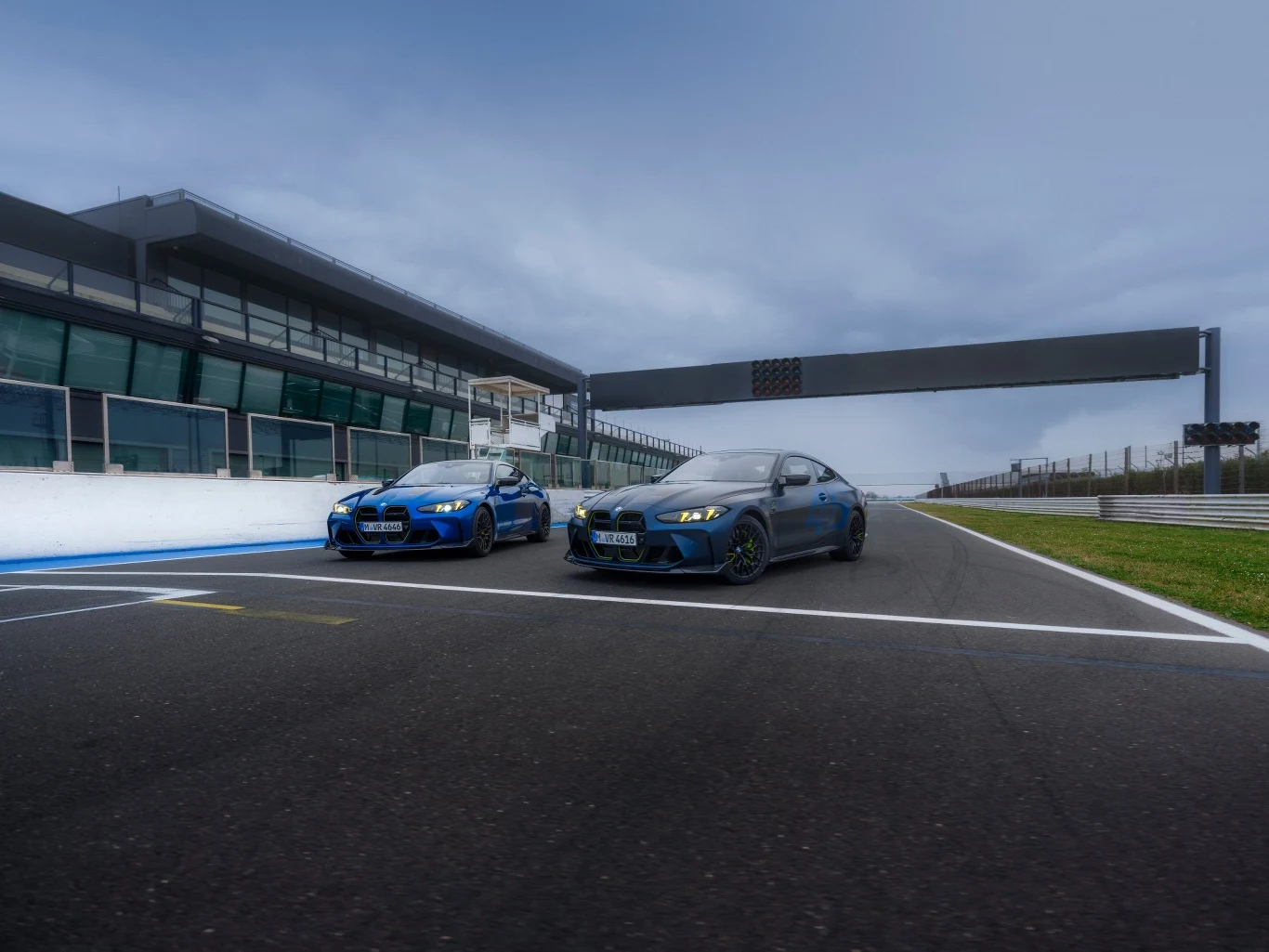 BMW M4 CS Edition VR 46 w kolorze Frozen Tanzanite Blue oraz Marina Bay Blue Metallic.