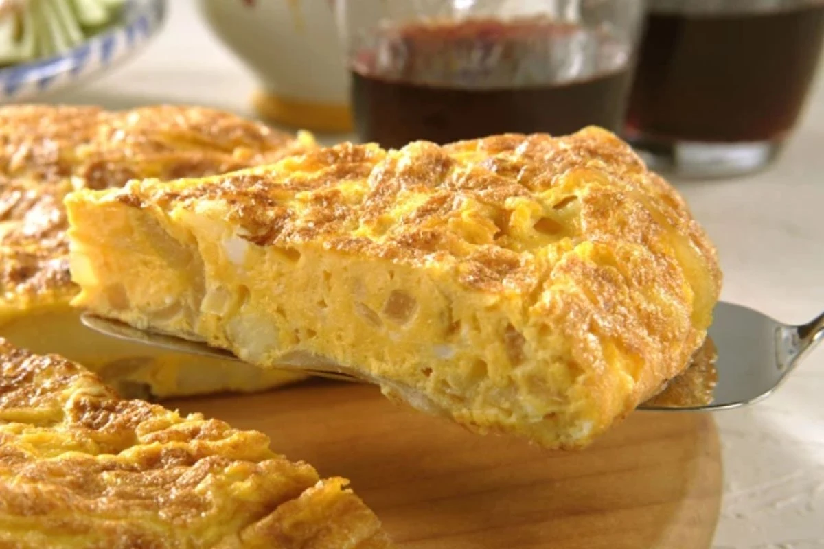 Omlet ze skyrem, warzywami i przyprawami to dobry pomysł na śniadanie dla osób, które chcą zmniejszyć masę ciała