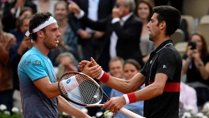 Marco Cecchinato i Novak Djoković po sensacyjnym zakończeniu ich meczu w 2018 roku w Paryżu