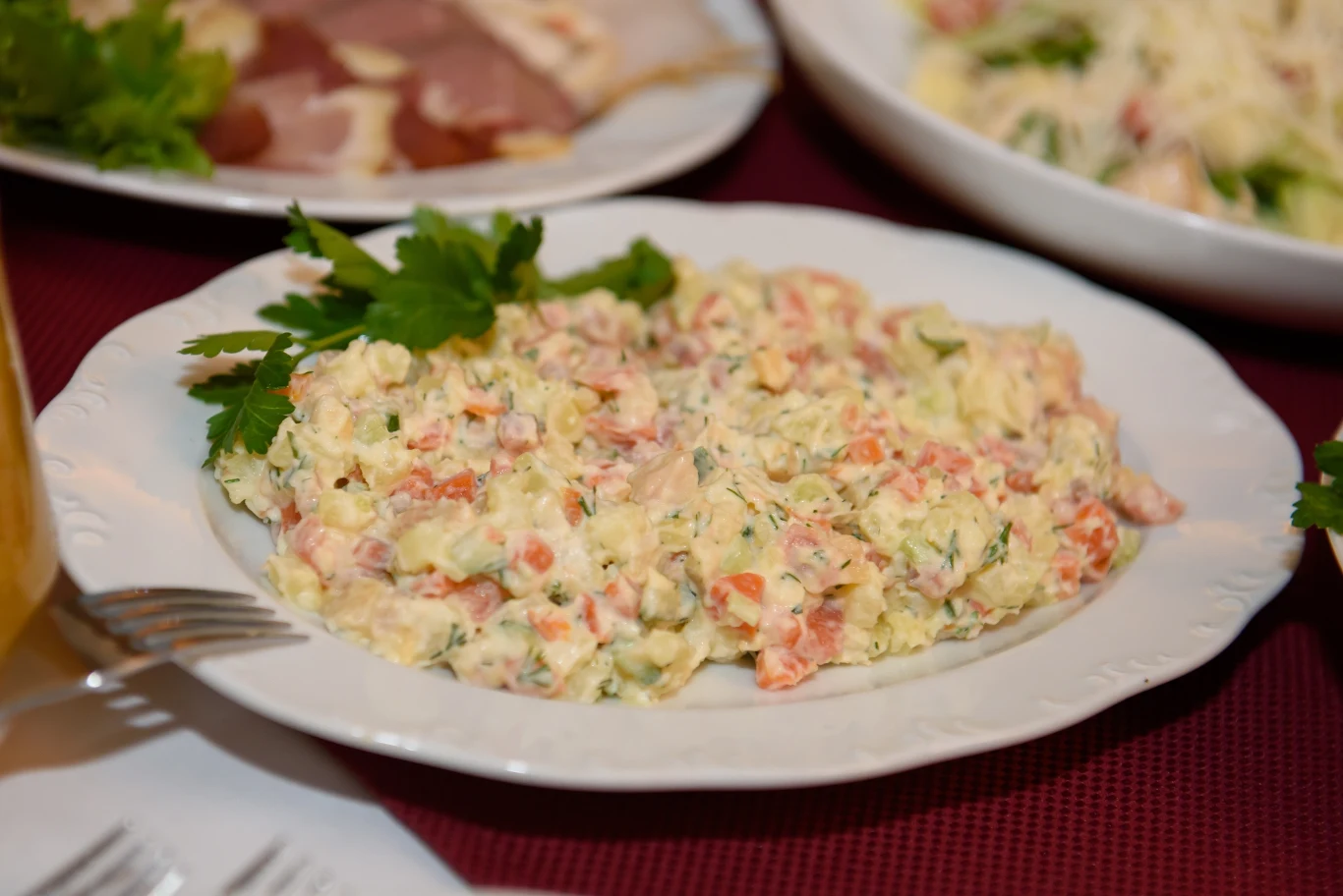 Magda Gessler do sałatki jarzynowej dodaje jabłko Magda Gessler do sałatki jarzynowej dodaje jabłko