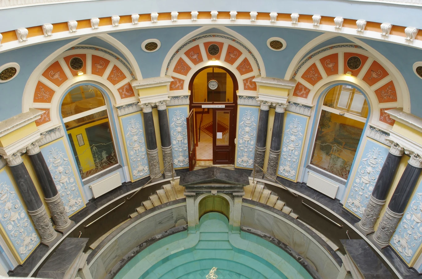 Zakład Przyrodoleczniczy “Wojciech” jest najpiękniejszym basenem termalnym w Polsce. 