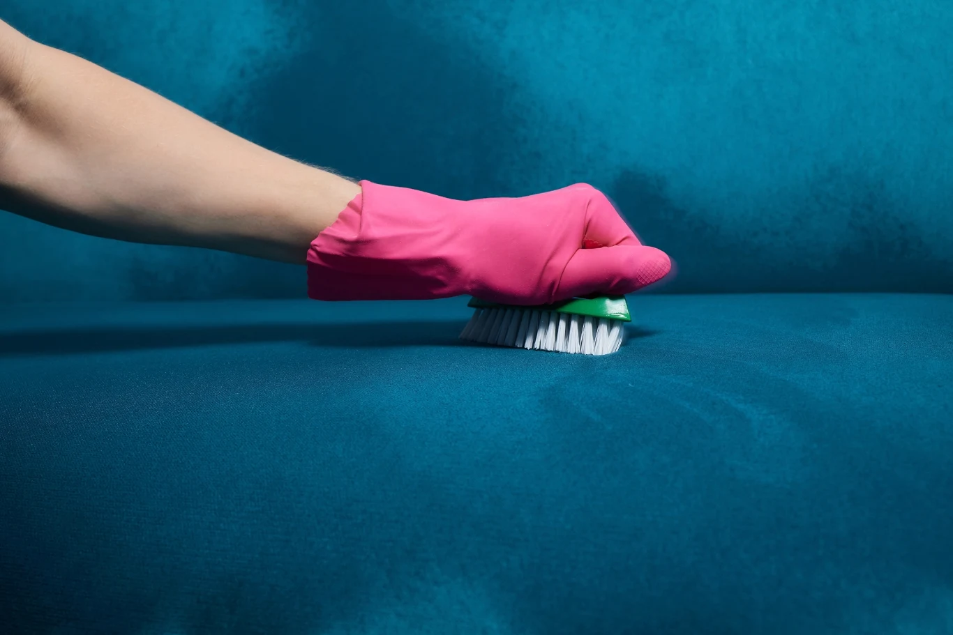 Jak powinno się czyścić kanapy welurowe? 