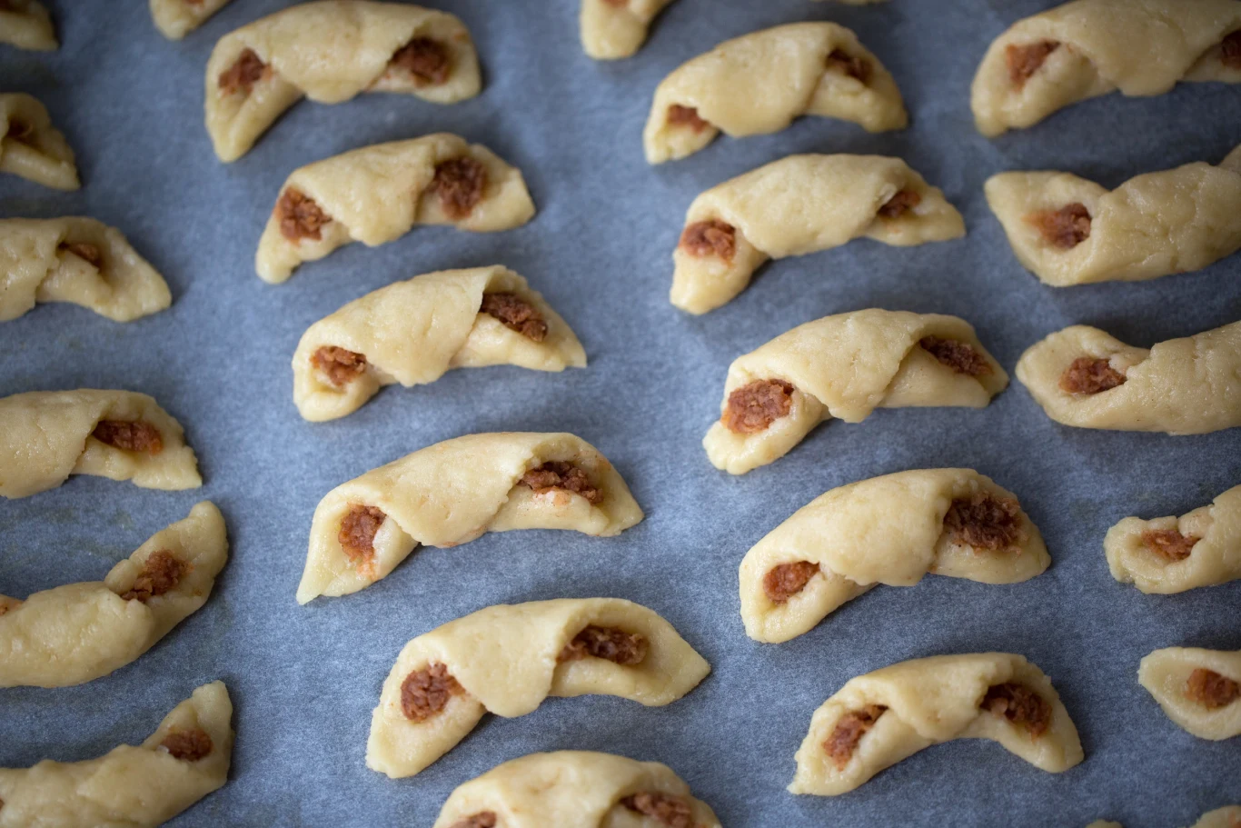 Kruche rogaliki z cukrem pudrem to idealny dodatek do kawy