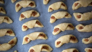 Kruche rogaliki z jabłkowym nadzieniem 