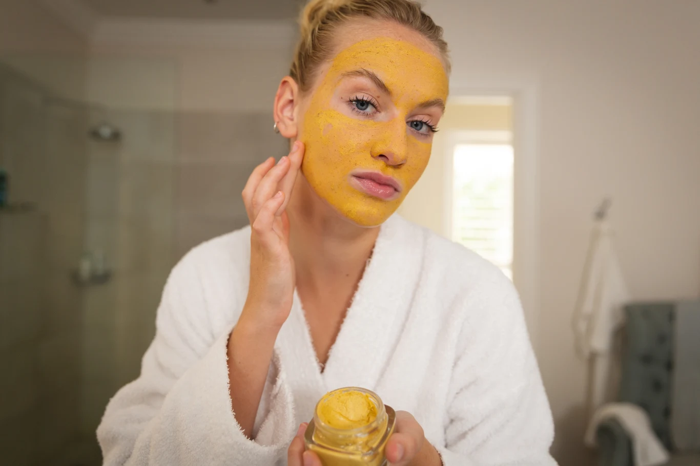 Wygładzisz zmarszczki dzięki domowej maseczce z kurkumą. Wygładzisz zmarszczki dzięki domowej maseczce z kurkumą.